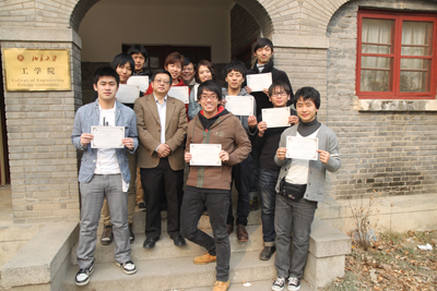 YNU students receiving their Certificates of Attendance from Dean Dongxiao Zhang after having successfully completed the 10-day Short-Visit and the 2-month Short-Stay Programs at PKU.