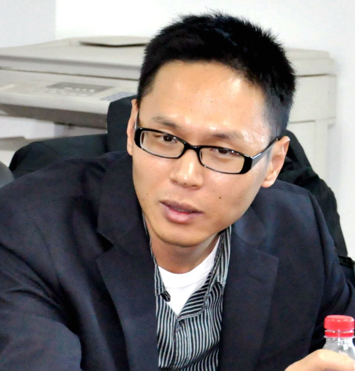 Prof. Wei Ren from University of California gives a seminar in College of Engineering